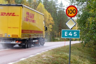 Lastbil med trailer på väg E45