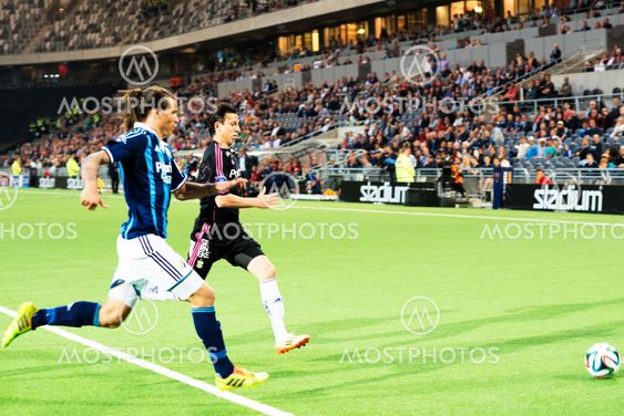 DIF och GBG-spelare jagar mot bollen