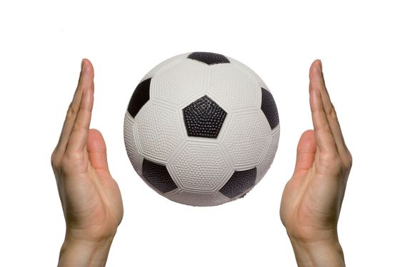 Fodbolden mellem to hænder