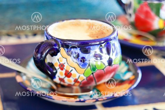 Cappuccino tjente i farverige cup