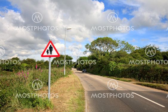 Landevej og fodgængere i road undertegne, Cornwall, UK.