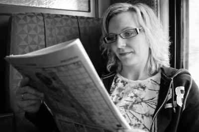 Kvinna läser under tågresa