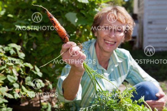 Senior woman holding carrot
