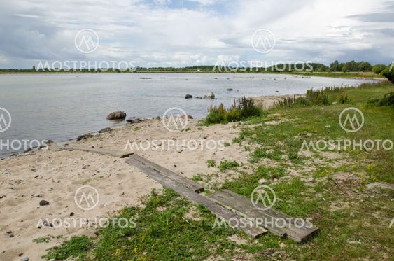 Gamla weathered trä gångbron till stranden