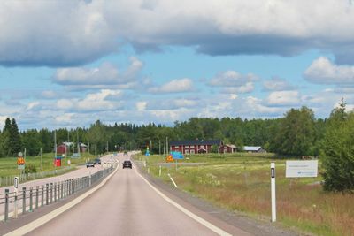 På väg genom sommarlandskap