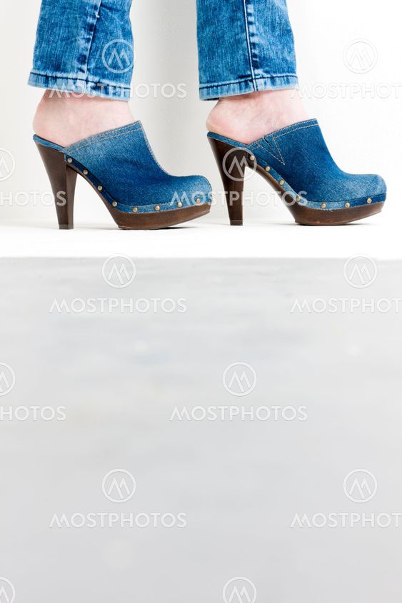 detalj av kvinna klädd i denim träskor