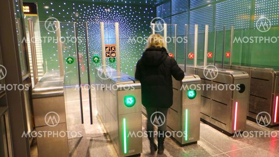 Resenär passerar in i tunnelbanan