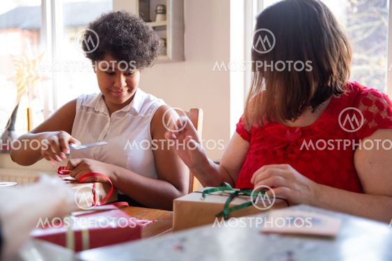 Familj slår in julklappar