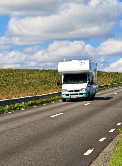 Husbil på väg i Skåne