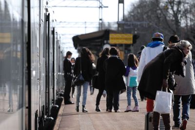 Resenärer stiger av tåg