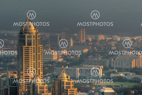 Gyllene solnedgång i Bangkok
