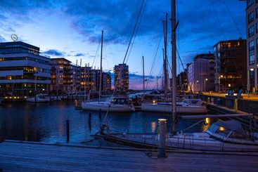 Kvällsljus vid båthamnen i Västra hamnen i Malmö