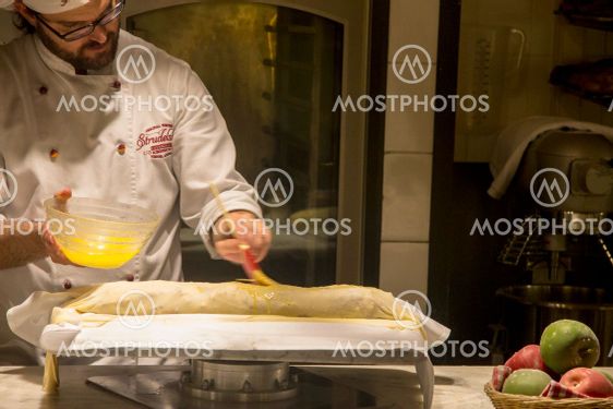 Сook conducts a master class on strudel