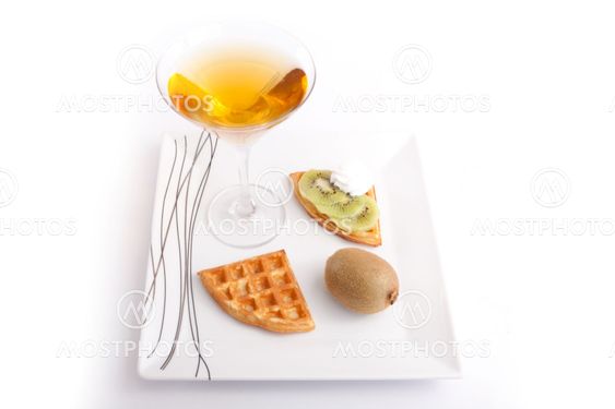 Kiwi Tart Slices with Drink