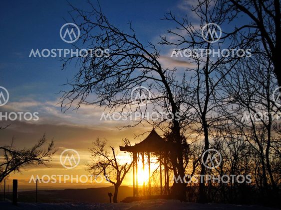 Kiinan lehtimaja in the sunset