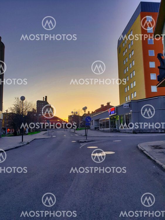 Gamla Kiruna centrum i midnattssol_1
