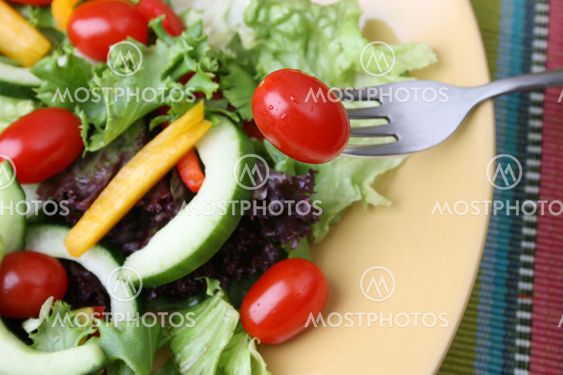 Salat med tomat på fork