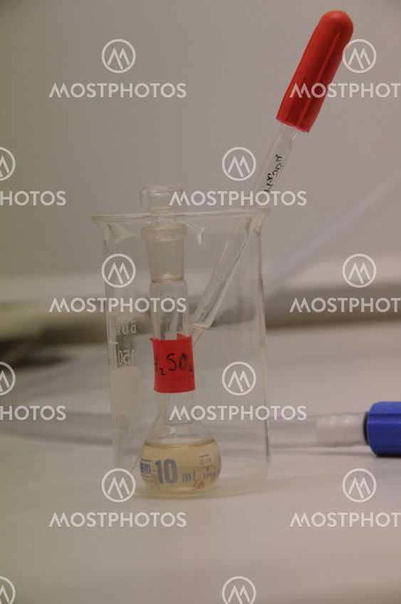 "sulfuric acid and pipette" av User_64155 Mostphotos