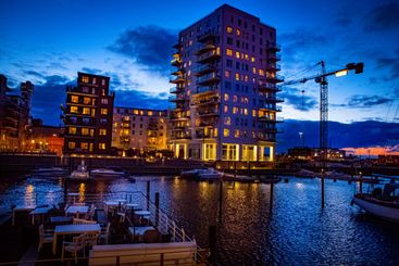 Kvällsljus vid vattnet i Västra hamnen i Malmö