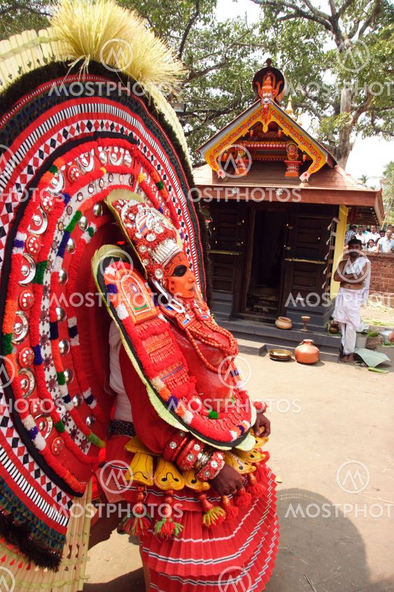theyyam-in front of temple