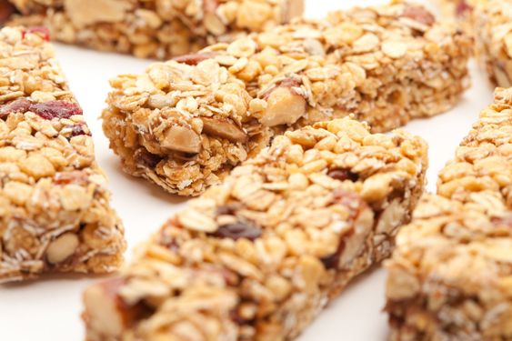 Useita Granola palkit, eristetty valkoisella