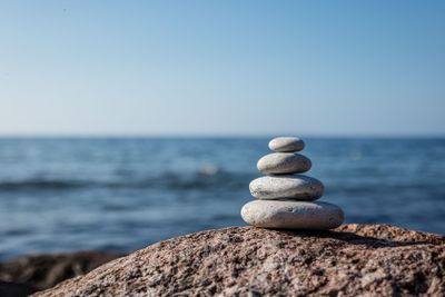 stenar i en hög vid havet