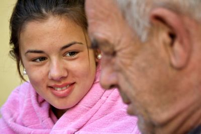 Ung tjej med sin morfar