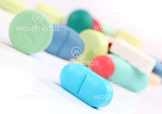 Gruppe af farverige medicin piller