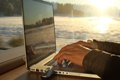 Man med laptop på tågresa