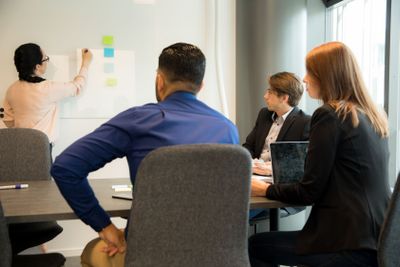 Brainstorming på kontoret