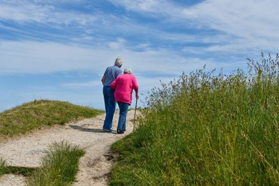 Äldre par når strandhöjden