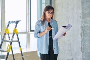 Female decorator of final finishing, repair manager in...