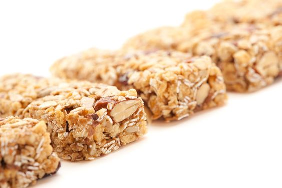 Række i adskillige Granola barer isoleret på hvid