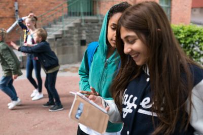 Barn med mobiltelefoner