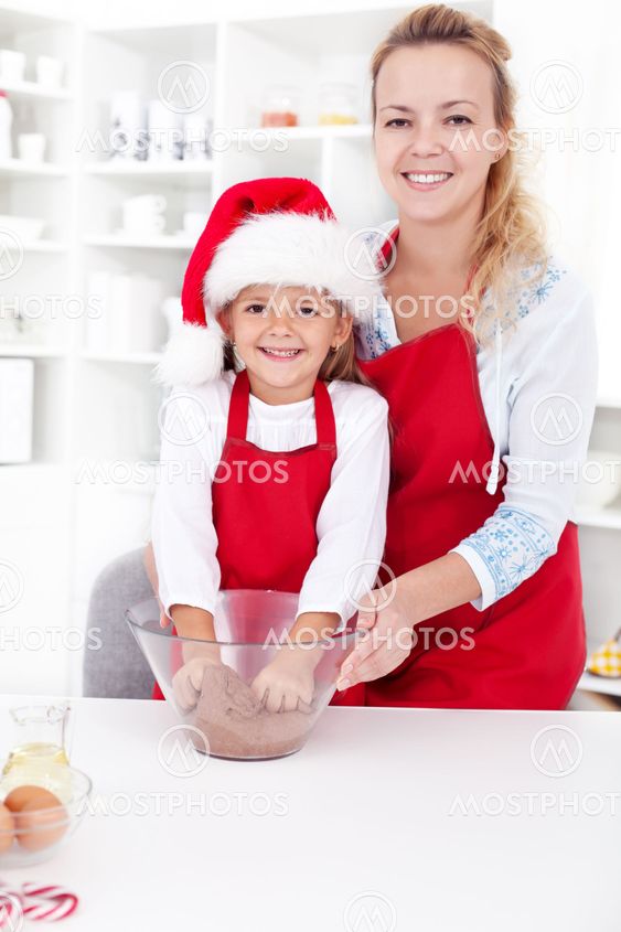 Famili moments - preparing the christmas cookie dough