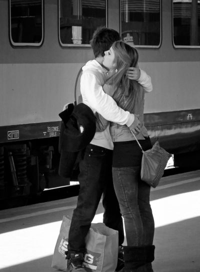 Ungt par tar avsked inför resa