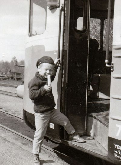 Pojke med glass vid tåg på 1960-talet