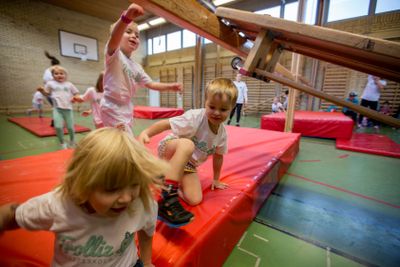 Barn har gymnastik.