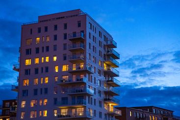 Kvällsljus vid vattnet i Västra hamnen i Malmö