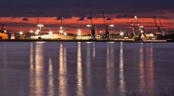 Container port with ...