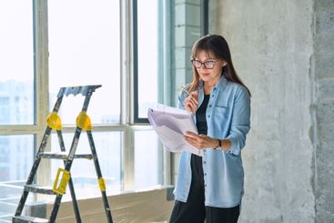 Female decorator of final finishing, repair manager in...