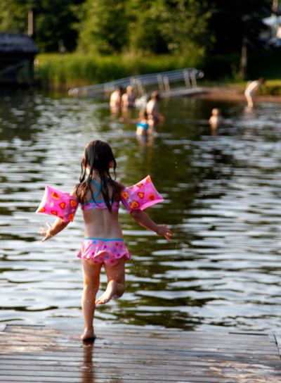 Barn som badar i en Sjö