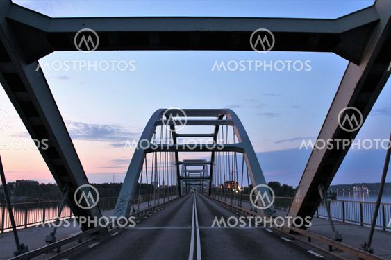 En vacker sommarnatt på Bergnäsbron