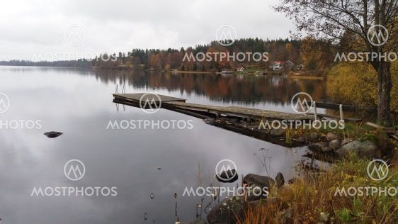 Brygga vid spegelblank sjö (Sweden)