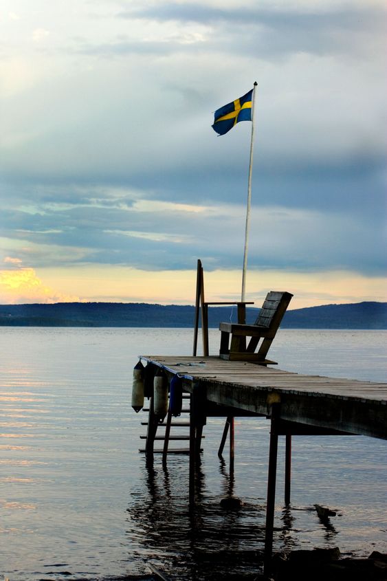 Brygga med flagga