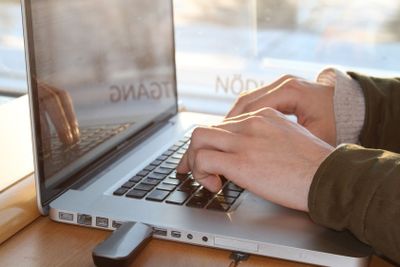 Man med laptop på tågresa