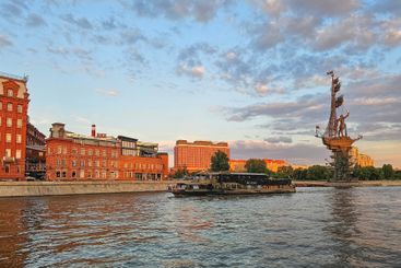 Evening boat trips along the Moskva River.