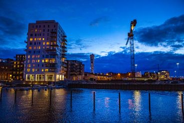 Kvällsljus vid vattnet i Västra hamnen i Malmö