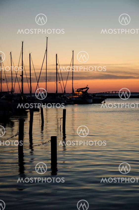 Solnedgang på havnen og bro