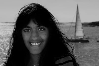 flicka och segelbåt